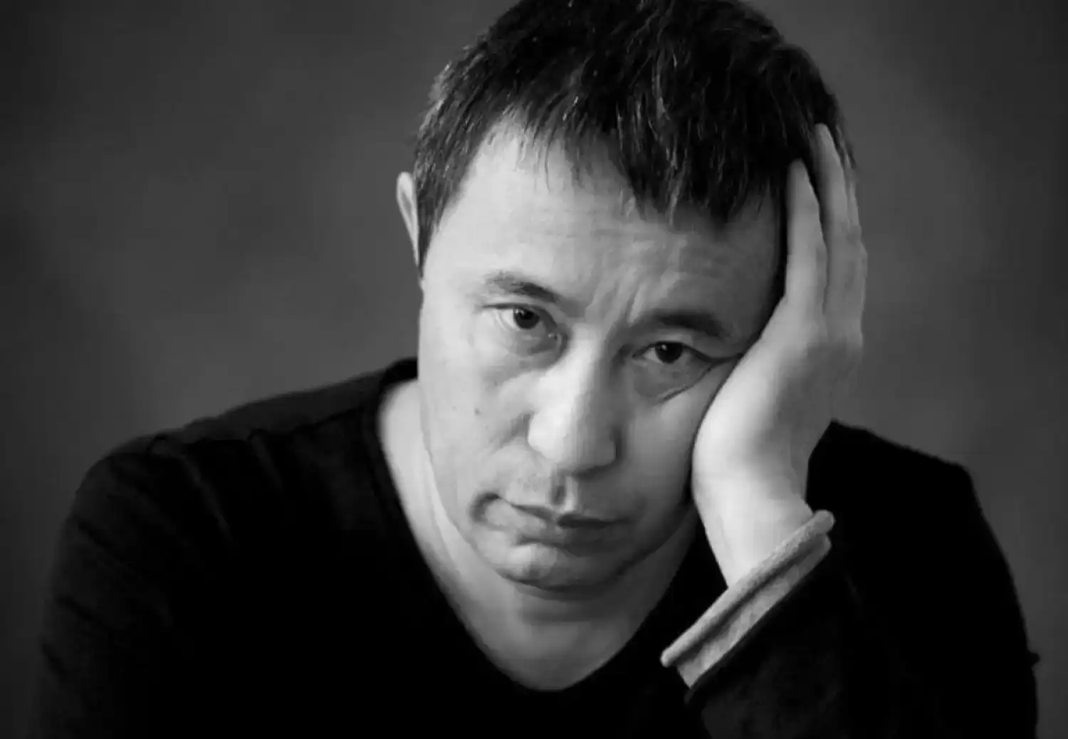 Танымал режиссер Ермек Тұрсынов Қазақстаннан кетіп қалды