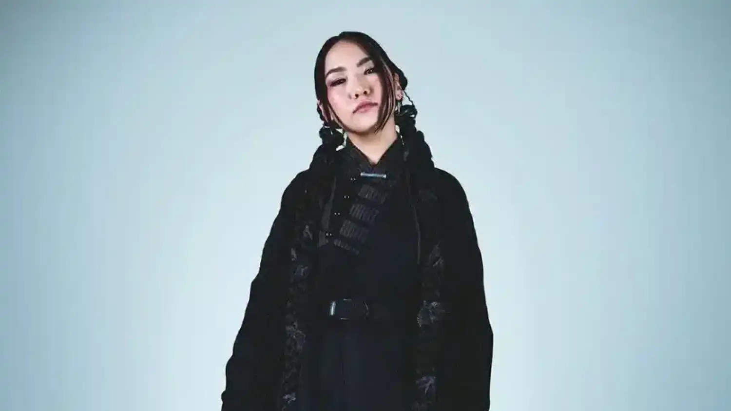 Yenlik жаңа COLORS шоуында өнер көрсеткен алғашқы қазақ атанды