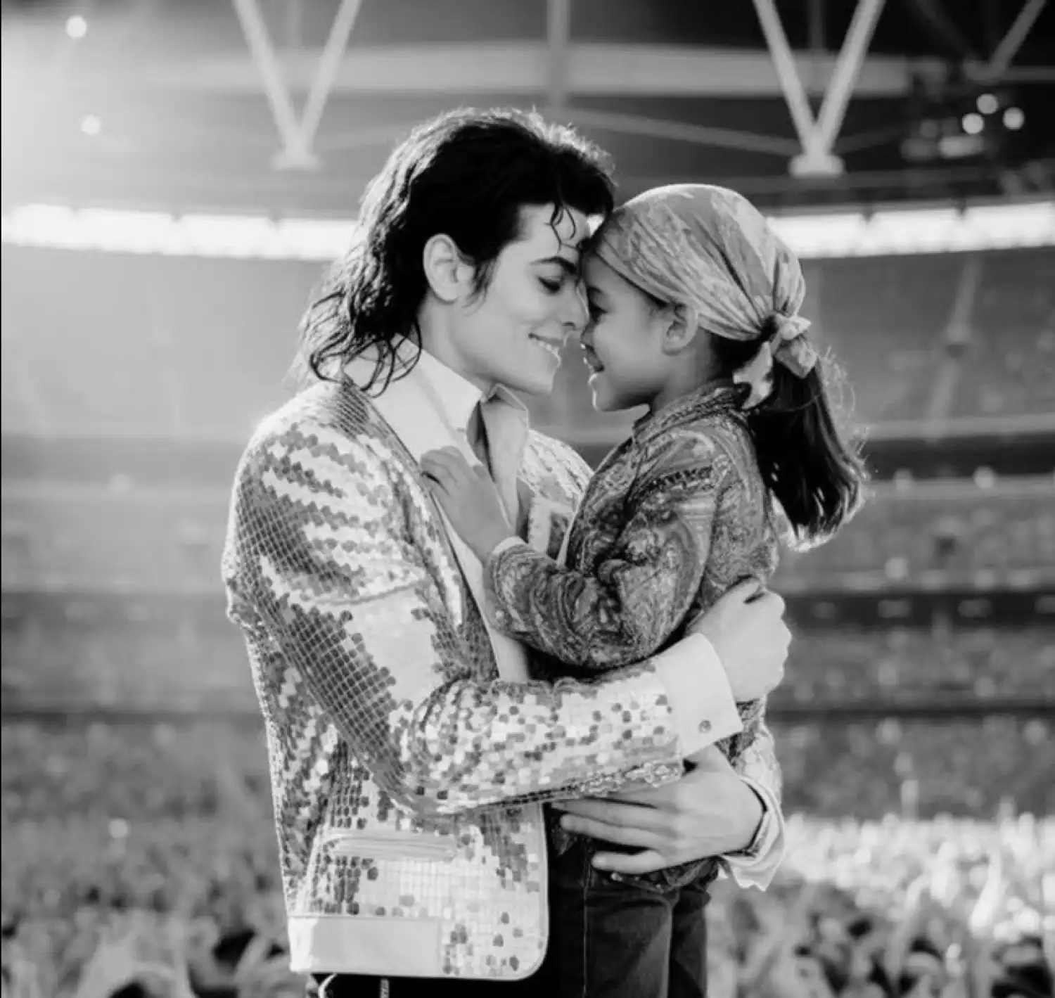 «2 апта ғана қалған еді». Майкл Джексон қатерлі ісікке шалдыққан қыздың өмірін қалай ұзартты?