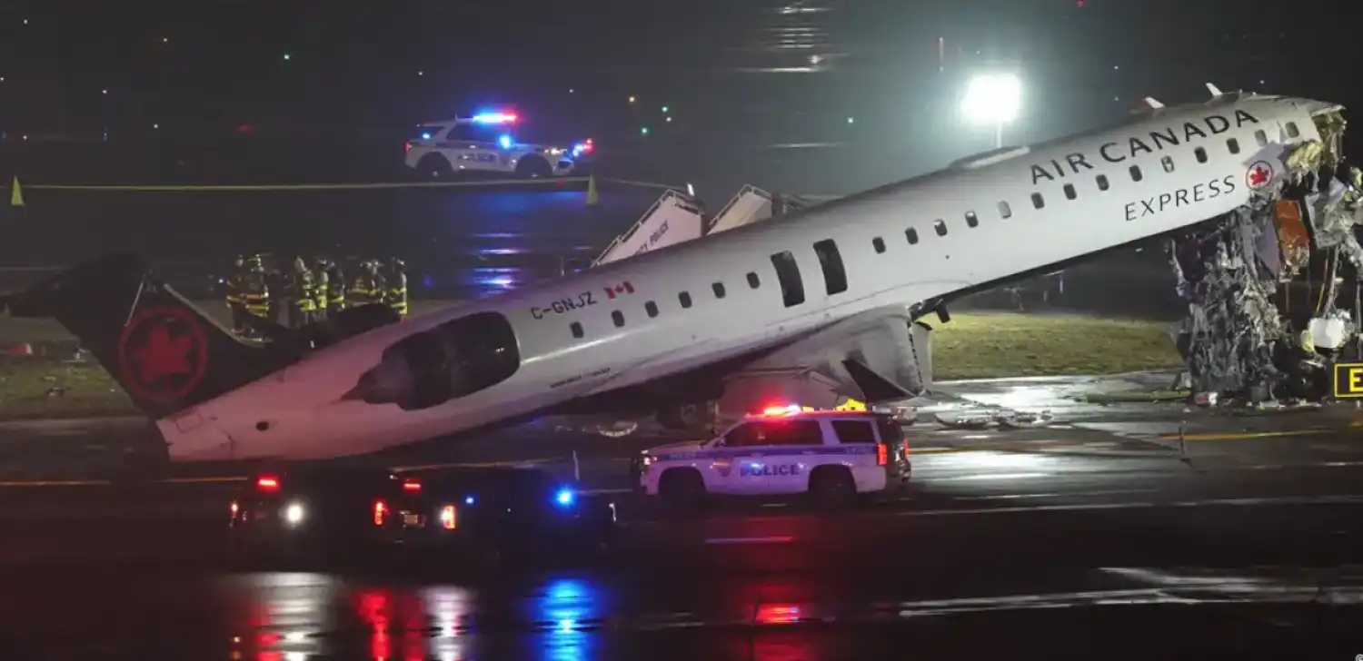 Нью-Йорк әуежайында ұшақ көлікпен соқтығысты, жарақат алғандар бар