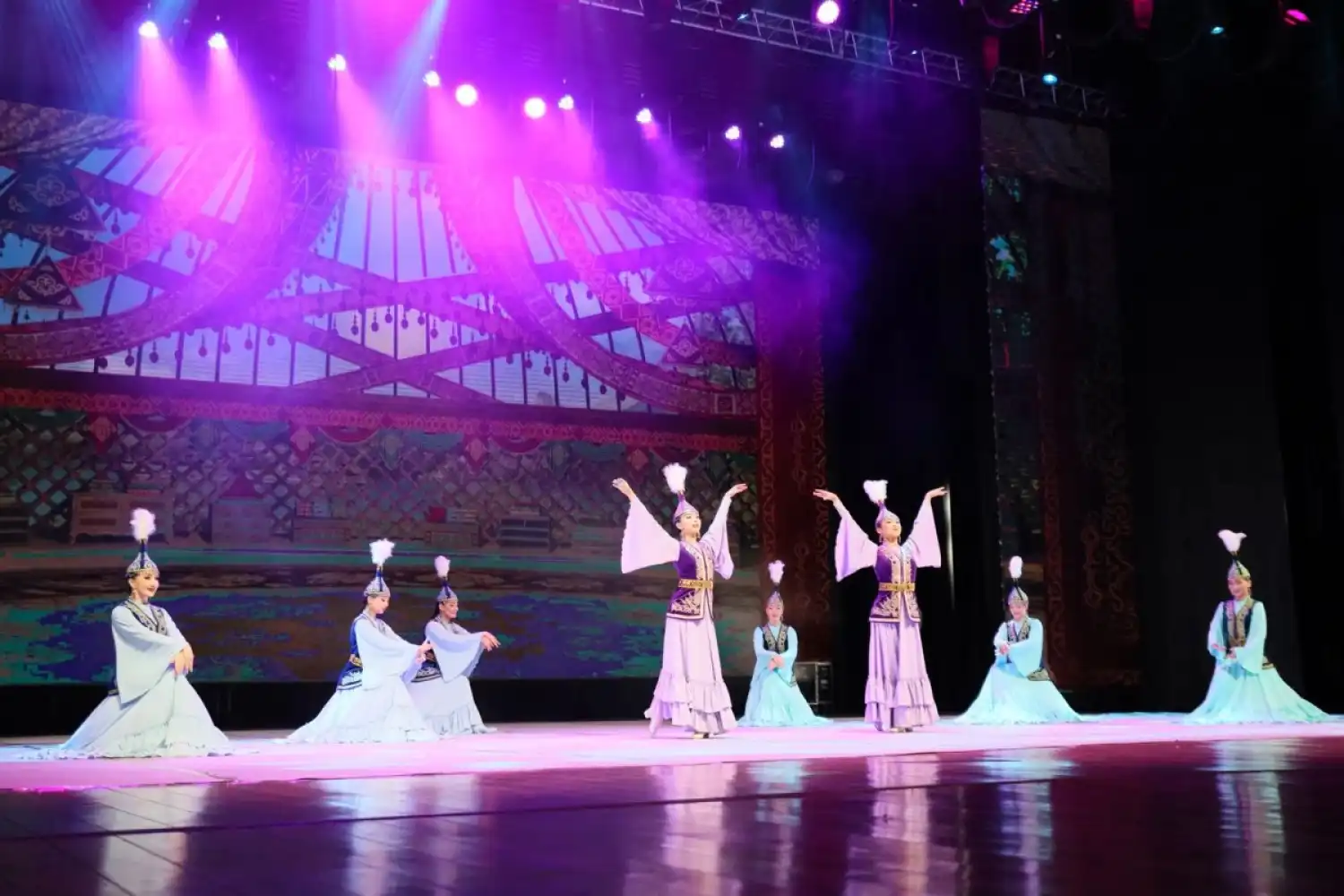 Оралда «Салтанат» мемлекеттік би ансамблінің мерейтойы өтті