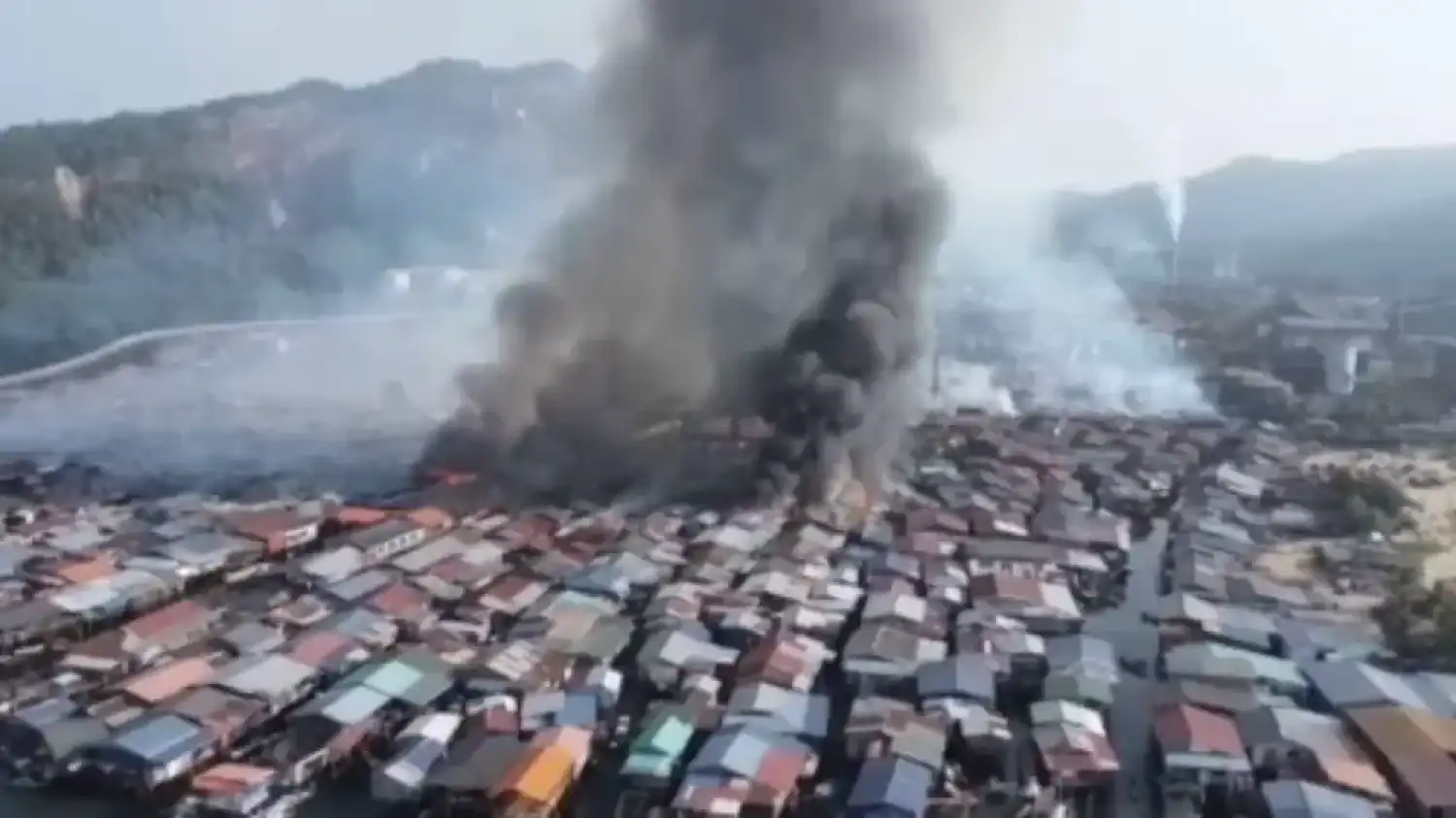 Малайзиядағы Борнео аралында свай үстіндегі тұтас қала өртеніп кетті