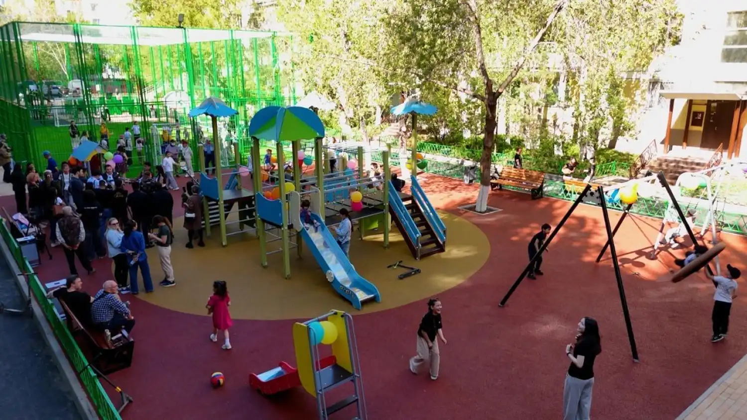 Астана қаласы, Байқоңыр ауданында Қазақстан халқының бірлігі күніне орай жөндеуден өткен үш аула ашылды