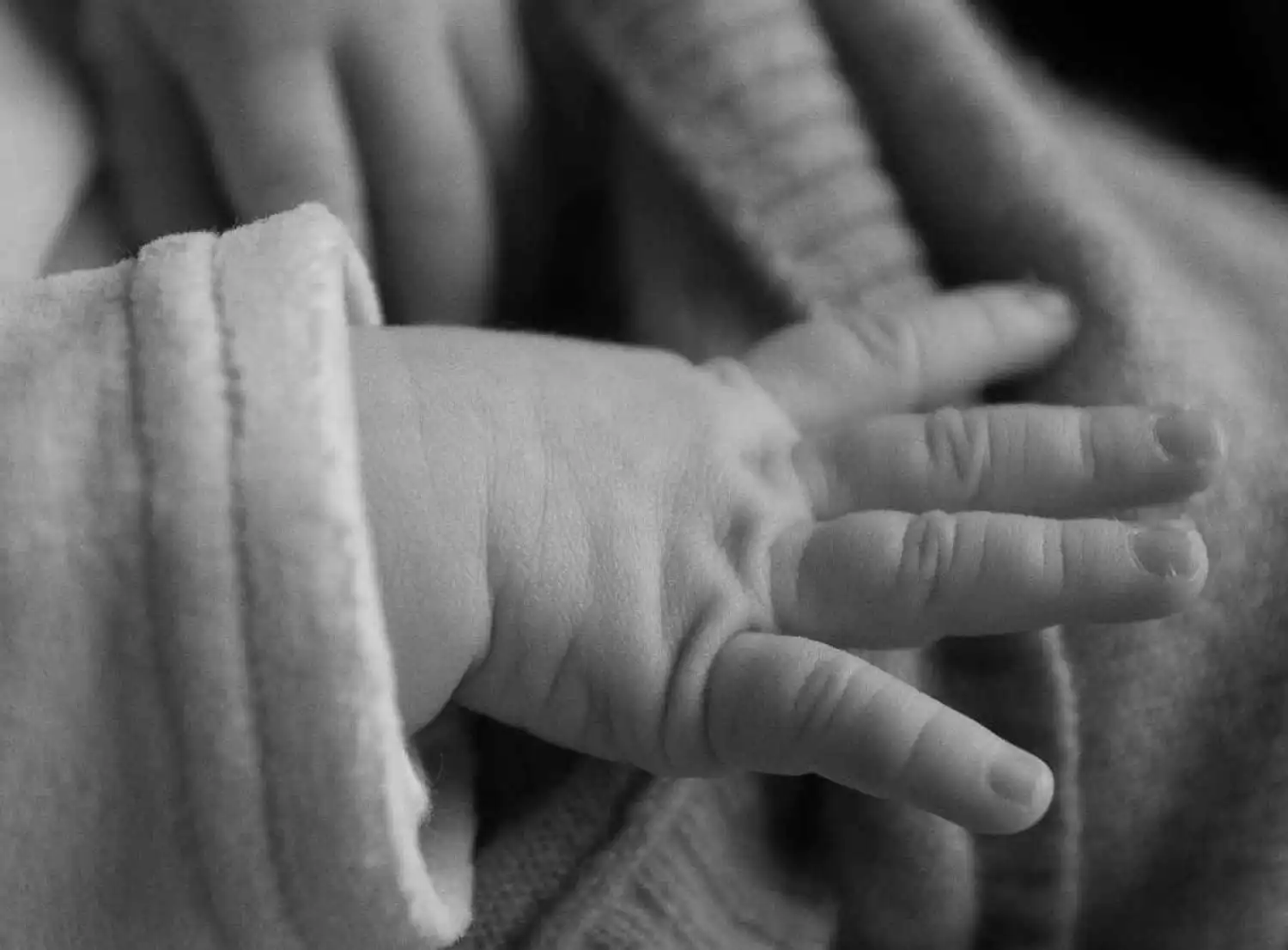 Қоқыс жәшігінен табылған нәрестенің анасы полицияға жеткізілді
